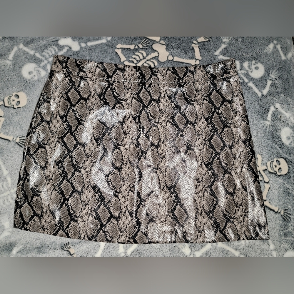 Shoedazzle Snake Design Mini Skirt XXL